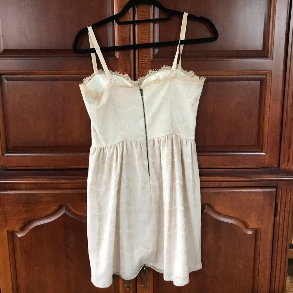 WHITE DRESS - Picture 3 of 4